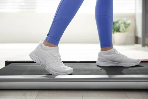 Entrenamiento Mujer Deportiva Caminata Caminata Interior Primer Plano —  Fotos de Stock