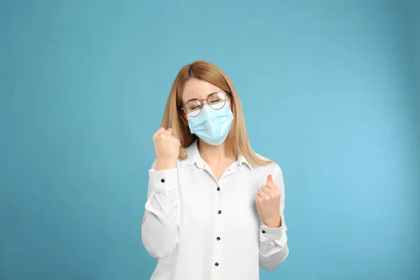 Mujer Emocional Con Máscara Protectora Sobre Fondo Azul Claro Fuerte — Foto de Stock
