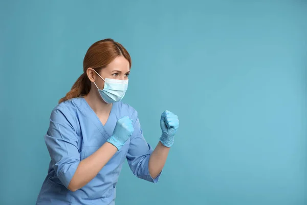 Médico Con Máscara Protectora Pose Lucha Sobre Fondo Azul Claro — Foto de Stock