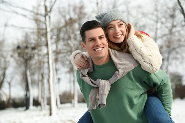 Beau Couple Heureux Plein Air Jour Hiver — Photo