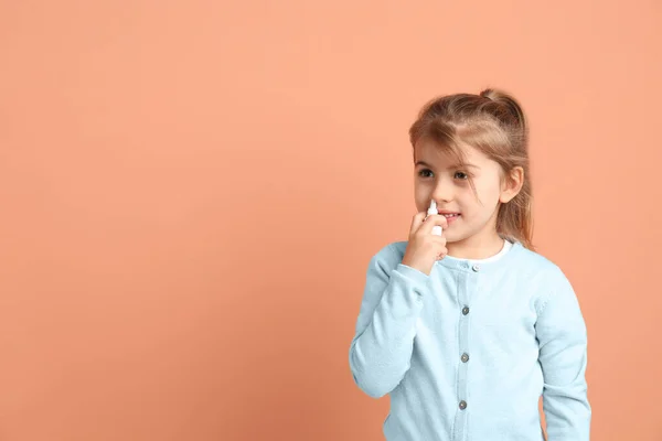 Bambina Malata Che Usa Spray Nasale Sfondo Corallo Spazio Testo — Foto Stock