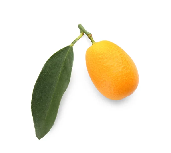 Frischer Reifer Kumquat Mit Grünem Blatt Isoliert Auf Weiß — Stockfoto
