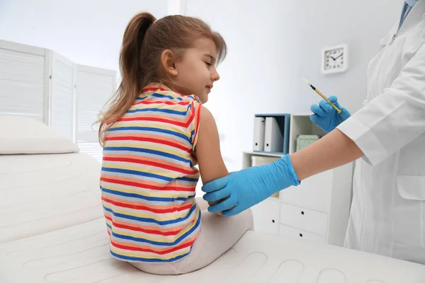 Doctor Giving Injection Little Girl Hospital Immunization Concept — Stock Photo, Image