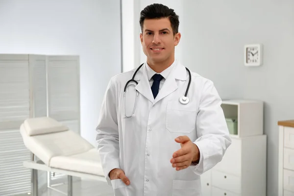 Happy Male Doctor Offering Handshake Clinic — Stock Photo, Image