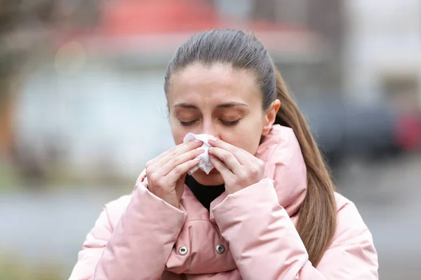 Ill Woman Paper Tissue Sneezing Outdoors — Stock Photo, Image