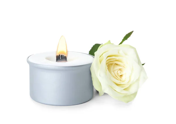 Aromatiskt Ljus Med Trä Veke Och Vacker Blomma Vit Bakgrund — Stockfoto