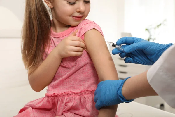 Dokter Memberikan Suntikan Pada Gadis Kecil Rumah Sakit Konsep Imunisasi — Stok Foto