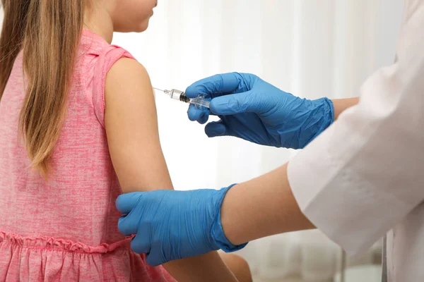 Medico Che Iniezione Alla Bambina Ospedale Primo Piano Concetto Immunizzazione — Foto Stock