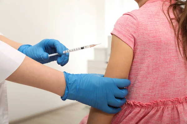 Médico Dar Injecção Uma Menina Hospital Perto Conceito Imunização — Fotografia de Stock