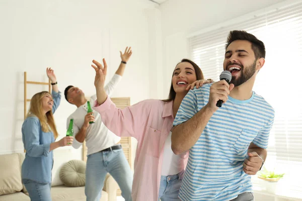 Jovem Cantando Karaoke Com Amigos Casa — Fotografia de Stock