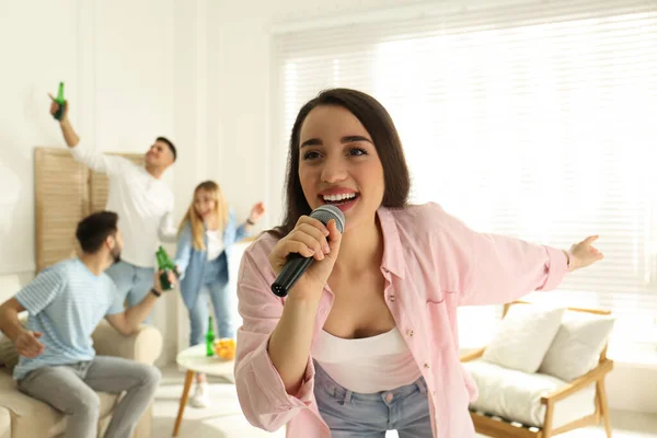 Młoda Kobieta Śpiewa Karaoke Przyjaciółmi Domu — Zdjęcie stockowe