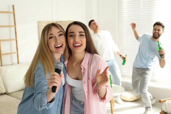 Unga Kvinnor Sjunger Karaoke Med Vänner Hemma — Stockfoto