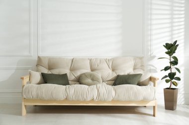 Oturma odasının içindeki bej renkli kanepe.