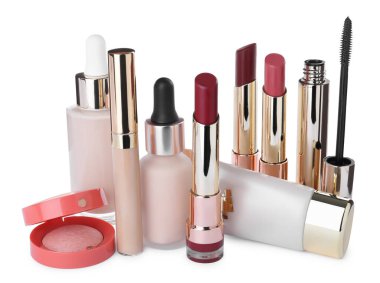 Beyaz arka planda farklı lüks kozmetik ürünleri