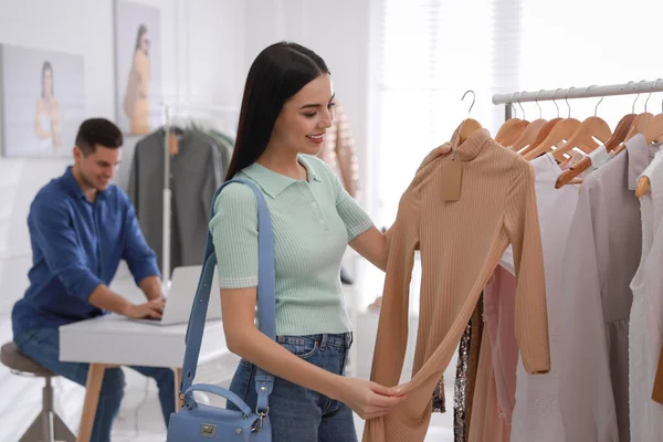 Mujer Joven Eligiendo Ropa Cerca Rack Boutique Moderna — Foto de Stock