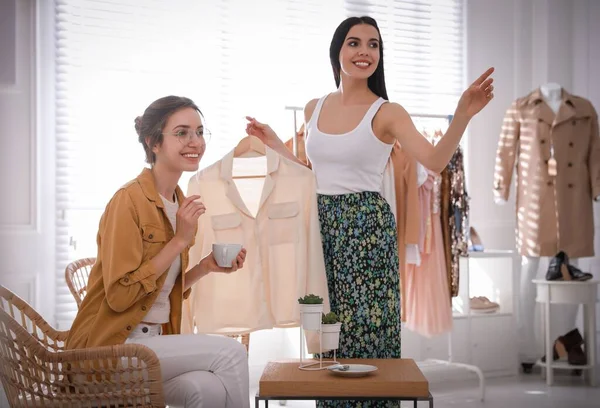 Mujeres Jóvenes Eligiendo Ropa Boutique Moderna — Foto de Stock