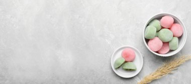 Açık gri mermer masa üzerinde nefis mochi ve pampa otları, metin için yeri olan düz bir yer. Geleneksel Japon tatlısı