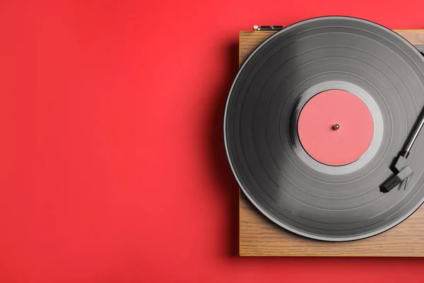 Modern Vinyl Record Player Disc Red Background Top View Space — Stock Photo, Image