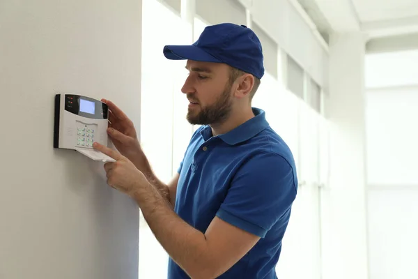 Hombre Instalación Sistema Seguridad Del Hogar Pared Blanca Habitación —  Fotos de Stock