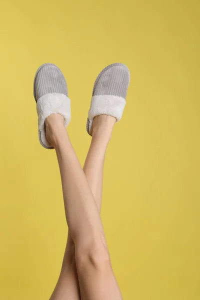 Mujer Con Zapatillas Con Estilo Sobre Fondo Amarillo Primer Plano —  Fotos de Stock