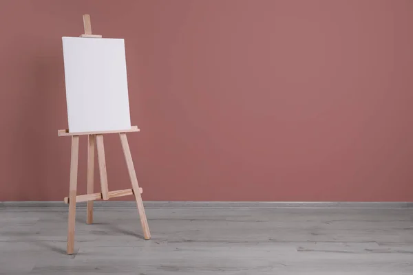 Houten Ezel Met Blanco Doek Binnen Ruimte Voor Tekst — Stockfoto