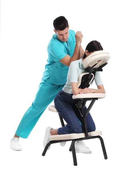 Vrouw Het Ontvangen Van Massage Moderne Stoel Witte Achtergrond — Stockfoto