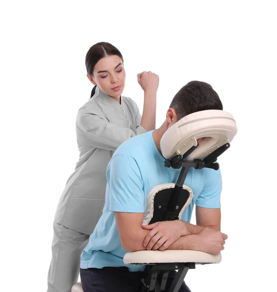 Man Ontvangt Massage Moderne Stoel Witte Achtergrond — Stockfoto