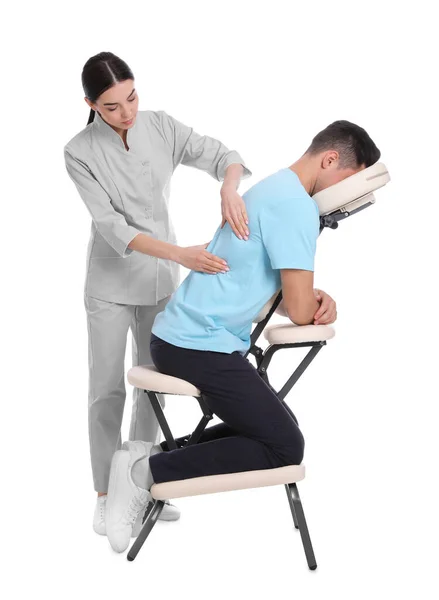 Man Ontvangt Massage Moderne Stoel Witte Achtergrond — Stockfoto