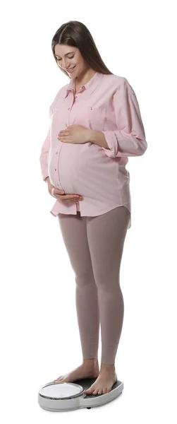 Schwangere Steht Auf Waage Vor Weißem Hintergrund — Stockfoto