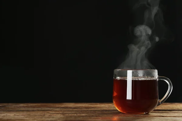 Copa Con Vapor Sobre Mesa Madera Sobre Fondo Negro Espacio — Foto de Stock