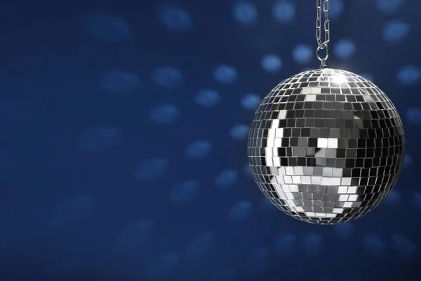 Glänsande Disco Boll Blå Bakgrund Utrymme För Text — Stockfoto