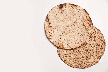 Beyaz arka planda leziz matzolar, üst manzara. Hamursuz Bayramı (Pesach) kutlaması