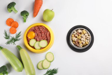 Beyaz arka planda hayvan maması ve doğal malzemeler, üst görünüm