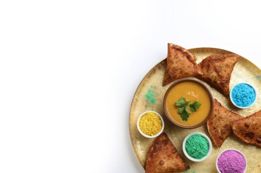 Geleneksel Hint yemeklerini ve ışık arkaplanındaki boya boyalarını, yazı için yer açmayı. Holi festivali