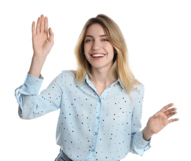 Neşeli genç bir kadın beyaz arka planda merhaba demek için el sallıyor.