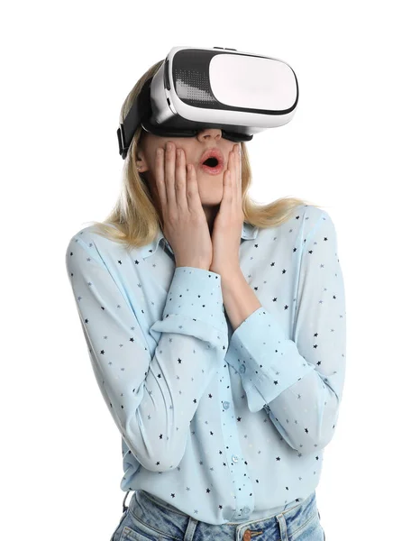Молода Жінка Використовує Гарнітуру Віртуальної Реальності Білому Тлі — стокове фото