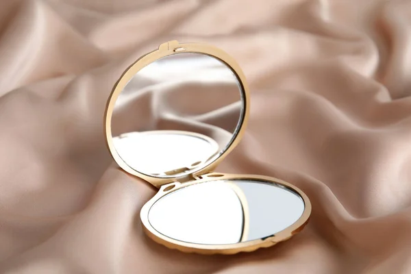 Gül Sarısı Kumaşta Parlak Kozmetik Cep Aynası — Stok fotoğraf