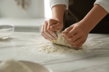 Mutfakta hamur yoğuran kadın, yakın plan.