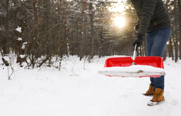 Hombre Quitando Nieve Con Pala Aire Libre Día Invierno Primer — Foto de Stock