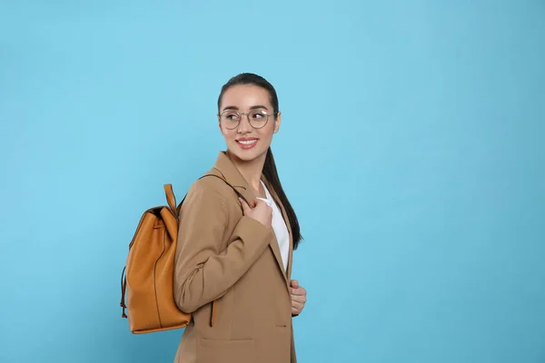 Mulher Bonita Com Mochila Couro Elegante Fundo Turquesa Espaço Para — Fotografia de Stock