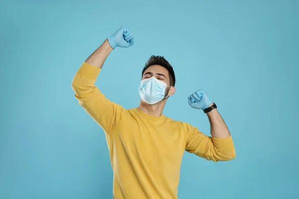 Uomo Emotivo Con Maschera Protettiva Guanti Sfondo Azzurro Forte Concetto — Foto Stock