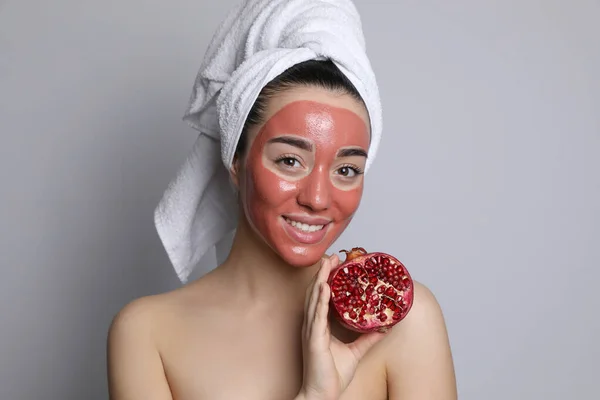 Donna Con Maschera Viso Melograno Frutta Fresca Sfondo Grigio — Foto Stock