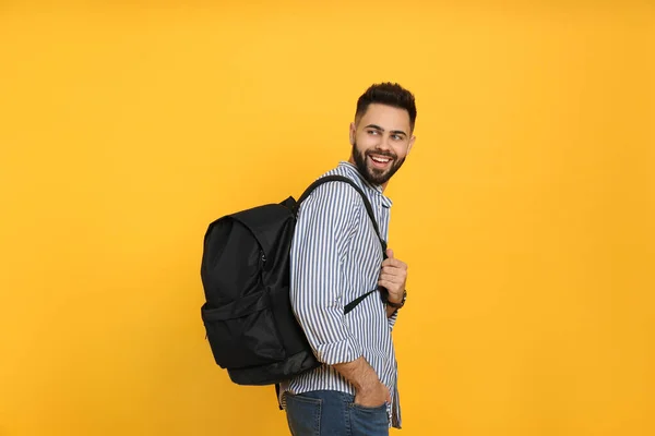 Молодий Чоловік Стильним Рюкзаком Жовтому Тлі — стокове фото