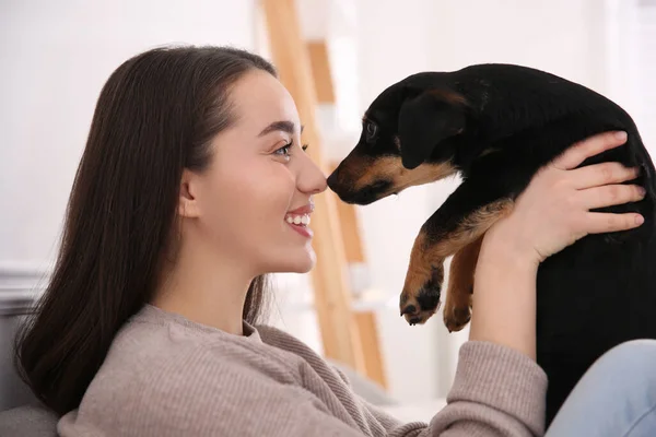 Mujer Con Lindo Cachorro Interior Hermosa Mascota —  Fotos de Stock