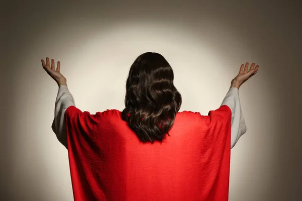Jesus Christus Mit Ausgestreckten Armen Auf Beigem Hintergrund Rückseite — Stockfoto