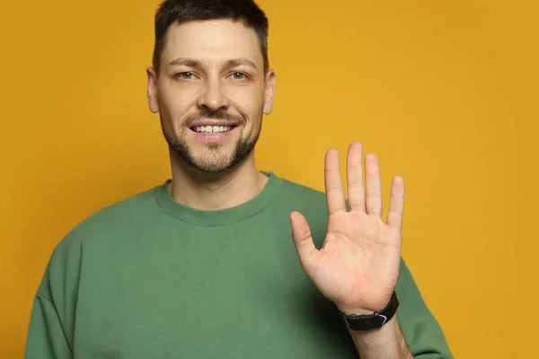 Uomo Mancino Con Palmo Aperto Sfondo Giallo — Foto Stock