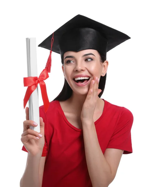 卒業帽子と卒業証書を持つ感情的な学生は白い背景に — ストック写真