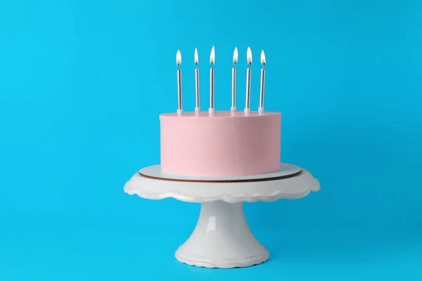 Tarta Cumpleaños Con Velas Encendidas Sobre Fondo Azul Claro —  Fotos de Stock