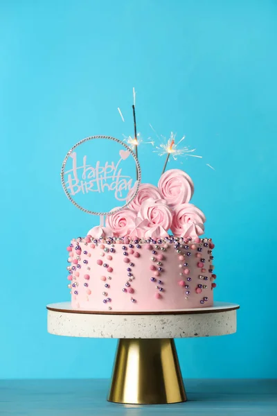 Bolo Aniversário Lindamente Decorado Com Decoração Festa Mesa Madeira Turquesa — Fotografia de Stock