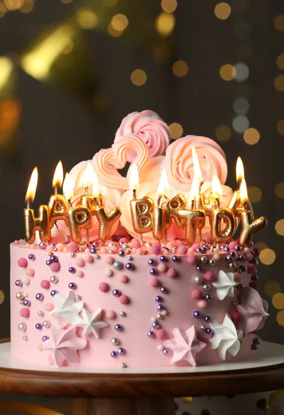 Hermoso Pastel Cumpleaños Con Velas Encendidas Soporte Madera —  Fotos de Stock